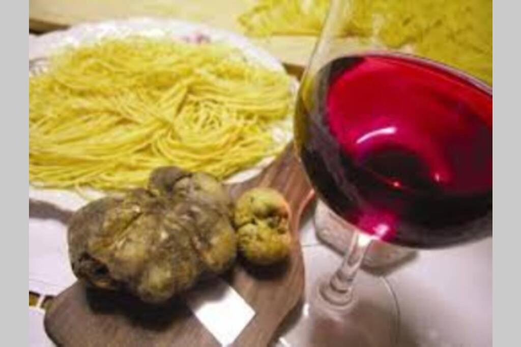 Apartamento Ex Ostu Impero: Vino, Tartufo Ed Ospitalita La Morra Exterior foto